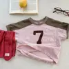 Esquema de colores elegante~Camiseta de manga corta bordada con bloques de color estilo coreano, estampado activo para niños y niñas, camiseta básica casual de verano
