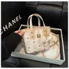 Bolsa Feminina Nova Moda Primavera 2026 Estilo Nicho High-End Bolsa de Ombro Único Quadrada Pequena com Letras Bolsa Tote Bolsa Tb