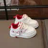 Sapatos infantis de painel de couro 2026, sapatos casuais para meninos e meninas, tênis de velcro, novos tênis esportivos da moda para crianças
