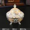Azucarero estilo palacio europeo con tapa, con relieve metálico y base decorativa de tres patas, una lujosa caja de joyería y una pieza decorativa para bodas