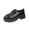 Sapatos femininos de couro com sola grossa estilo britânico 2026 nova coleção primavera versátil pretos mocassins JK sapatos plataforma tendência ins