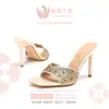 Sandálias de Salto Alto com Strass Moda Verão Novo Estilo Europeu e Americano Mule Sexy Sapatos Femininos de Salto Alto com Strass Brilhantes e Bico Quadrado Chinelos de Salto Alto
