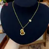 Loja Dourada Mesmo Estilo Novo Estilo Chinês Colar de Cabacinha com Pedra Olho de Tigre para Mulheres, Luxo Leve Design de Nicho de Alta Qualidade com Cabacinha de Strass Corrente para Clavícula