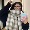 Bufanda de Cuadros Estilo Británico para Mujer 2025 Invierno Nueva Moda Atmósfera de Alta Gama Bufanda Gruesa con Borlas Al por Mayor