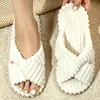 Pantuflas de felpa para mujer con tiras cruzadas, silenciosas y antideslizantes, con suela suave, diseño a rayas beige, adecuadas para el dormitorio, material de algodón, en stock