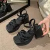 Sandálias de Salto Alto com Solado Grosso para Mulheres, Comércio Exterior Transfronteiriço, Novo Estilo 2026, Fivela, Bico Peixe, Sapatos Femininos, Estilo Coreano, Sandálias de Praia para Exterior