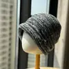 Chapéu Empilhado de Cor Mista Plissado Versátil Retrô para Exterior Chapéu de Lã Versátil Outono Inverno Feminino Chapéu de Cobertura Facial Emagrecedor Tendência