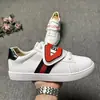 Zapatos Unisex Estilo Nuevo Estación Europea Zapatos de Hombre Lujo Ligero Tenis Blancos Versátiles de Moda Diseño de Abeja Tenis Casuales Personalizados