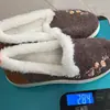 Sapatos de Inverno Novos de Grande Tamanho Bordados em Veludo de Cano Baixo para Mulheres Sapatos Planos de Algodão Bordados com Combinação de Cores em Camurça
