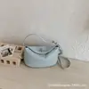 Bolsa de Mão Tecida Retrô de Nicho Transfronteiriça Bolsa Dumpling para Mulheres, Nova Moda de Alta Qualidade Bolsa Travesseiro de Ombro Transversal