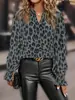 Camisa feminina estilo casual europeu e americano com estampa de leopardo, decote V, botões decorativos, corte solto, modelagem que afina, manga longa, fornecimento de camisa
