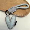 Venta al por mayor transfronteriza de llaveros japoneses y coreanos con letras en inglés, dijes para bolso de cuero dopamina, pequeños accesorios y regalos