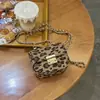 Bolso pequeño de gamuza de moda para mujer, nuevo bolso versátil con cadena para hombro y bandolera 2026, bolso pequeño cuadrado de otoño e invierno
