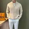 Jaqueta Cardigan Suéter com Gola Alta e Bolso Lateral Masculina Estilo Coreano Solta Toque de Luxo Zíper Tricô Jaqueta Casual