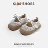 Zapatos de cuero para niña de otoño con estampado floral, ribete de encaje y lazo, zapatos de princesa para bebés, zapatillas bajas, zapatos para caminar para bebé con suelas suaves