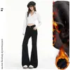 Pantalones de Mezclilla Negros Acampanados de Pierna Ancha para Mujer 2025 Otoño Nuevo Estilo Pantalones con Marca de Cuero Forrados de Polar en la Cintura Trasera