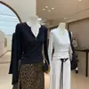 Camiseta minimalista de manga longa com botões e colarinho meio aberto, estilo coreano, @Shisanxing R*S, alta qualidade, outono 2026