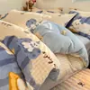Nuevo juego de ropa de cama de cuatro piezas de grado A para 2026, seguro para bebés, con forro de felpa, engrosado, de terciopelo de leche y suave, cálido, con un estampado fresco y ligero para uso doméstico