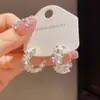 Pendientes Retro Franceses de Metal con Incrustaciones de Diamantes y Perlas en Forma de Pétalo, Lujo Ligero Personalizado, Pendientes de Diseño Simple y Único para Mujeres