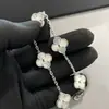 Pulsera de Cuatro Hojas y Cinco Flores Van Gogh V Oro Edición Alta para Mujer, Incrustada con Diamantes, Artesanía CNC, Perla de Concha Blanca de 18 Quilates, Joyería de Mano de Ágata Roja
