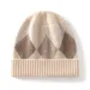 Nueva colección de otoño e invierno estilo coreano: Gorro de punto de cachemira acanalado, con diseño de rombos y bloques de color para mujer, que proporciona calidez, protección contra el frío y cobertura para las orejas.