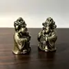 Sen She ofrece figuras en miniatura del carácter "Fu" en color cobre y del dios de la fortuna con cara sonriente, perfectas como mini decoraciones de escritorio para la oficina o como regalos auspiciosos para inauguraciones.