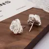 Novos Brincos de Flor Prateados Tridimensionais de Camada Dupla com Diamantes Cintilantes, Design de Nicho, Brincos Femininos Únicos e Estilosos