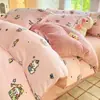 Nuevo juego de ropa de cama de cuatro piezas de grado A para 2026, seguro para bebés, con forro de felpa, engrosado, de terciopelo de leche y suave, cálido, con un estampado fresco y ligero para uso doméstico