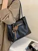 Coleção de outono 2026 transfronteiriça: bolsa de ombro casual retrô lisa para o dia a dia, bolsa tote de grande capacidade para o trabalho