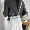 Nova bolsa carteiro versátil de cor sólida para mulheres, versátil com bordado, simples, única, estilosa e de alta qualidade