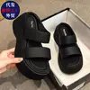 Pantuflas de suela gruesa para mujer, verano, uso exterior, moda 2026, nuevas sandalias con plataforma para aumentar altura, casual, versátiles, de una tira, chanclas, zapatos de playa