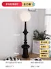 Lámpara de pie de columna romana de mediados de siglo, adecuada para sala de estar, colocada junto al sofá, dormitorio retro de estilo francés, creando un ambiente sofisticado y artístico