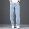 Estilo Novo de Verão 2026 Estilo de Negócios Jeans de Cor Clara para Homens, Calça Longa Casual Versátil Solta Reta com Elastano