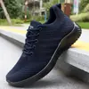 Sapatos casuais masculinos de tecido flyknit simples com design de malha respirável, sola plana antiderrapante e disponíveis em tamanhos grandes para o trajeto diário e corrida.