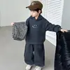 Conjunto de tres piezas de moda casual para niños: chaqueta pequeña floral, sudadera con cara sonriente y pantalones casuales, ropa infantil de moda para otoño