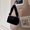Bolsa Transversal Xiaozhong Feminina de Pelúcia Outono e Inverno Casual Versátil Pequena Quadrada Leve Bonita de Ombro de Alta Qualidade Personalização
