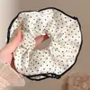 Goma para el pelo de encaje francés, un accesorio para el cabello de alta gama para mujer, perfecto para crear un moño o una cola de caballo elegante. Es un coletero delicado y elegante, disponible en tamaño grande