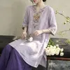 Estilo minimalista y artístico 2026, cuello en V retro, camisa de algodón y lino de longitud media con bordados intrincados para mujer, top holgado y transpirable de longitud media