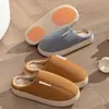 Pantuflas de algodón para pareja de otoño e invierno, aptas para uso en interiores, con suela antideslizante, forro suave y cálido, y diseño de punta cerrada, perfectas para dormitorios y salas de estar, disponibles en estilos unisex.