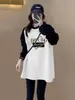 Moda Otoño 2026 para Mujer: Camiseta de Manga Larga con Color Contrastante Cepillado, de Longitud Media, Corte Holgado, Tallas Grandes, por Encima de la Cadera, Combinada con Pantalones de Piel de Tiburón