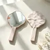 Espejo de mano con textura de onda de agua irregular, espejo de maquillaje con mango texturizado tipo nube de lujo ligero, stock de fábrica disponible para personalización