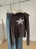 Camiseta de manga larga off-shoulder con estampado de estrella de cinco puntas tachonada para mujer, top de moda coreana de moda para otoño 2026