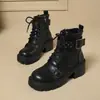 Botas Chelsea estilo Martin de salto médio, zíper lateral, fivela de cinto retrô, nova coleção outono 2026, detalhes de rebite, tamanhos grandes, moda estilo britânico