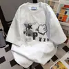 Camiseta de Manga Curta com Estampa de Letras Graffiti Design de Nicho para Mulheres Verão 2025 Casual Solta Par Camisa Gola Redonda