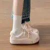 Zapatos Blancos Casuales Versátiles Súper Lindos Estilo Coreano para Mujer Otoño 2026 Nuevos Zapatos de Entrenamiento Alemanes Zapatos Deportivos Ligeros para Estudiantes