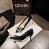 Sapatos de Salto Alto em Couro Microfibra 2026 Novo Estilo Estilo para o Trabalho Fivela Quadrada Pequena com Strass Sapatos de Salto Baixo Versátil Elegante Bico Fino Sapatos Individuais para Mulheres