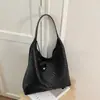 Bolsa feminina de nicho de alta qualidade, nova bolsa de ombro tecida da moda para o verão de 2026, bolsa tote de grande capacidade para o dia a dia