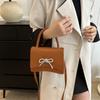 Outono e Inverno Pequena Fresca Simples 2023 Nova Chegada Moda Fofa Laço Ferragem Portátil Tiracolo Transversal Pequena Bolsa Quadrada para Mulheres