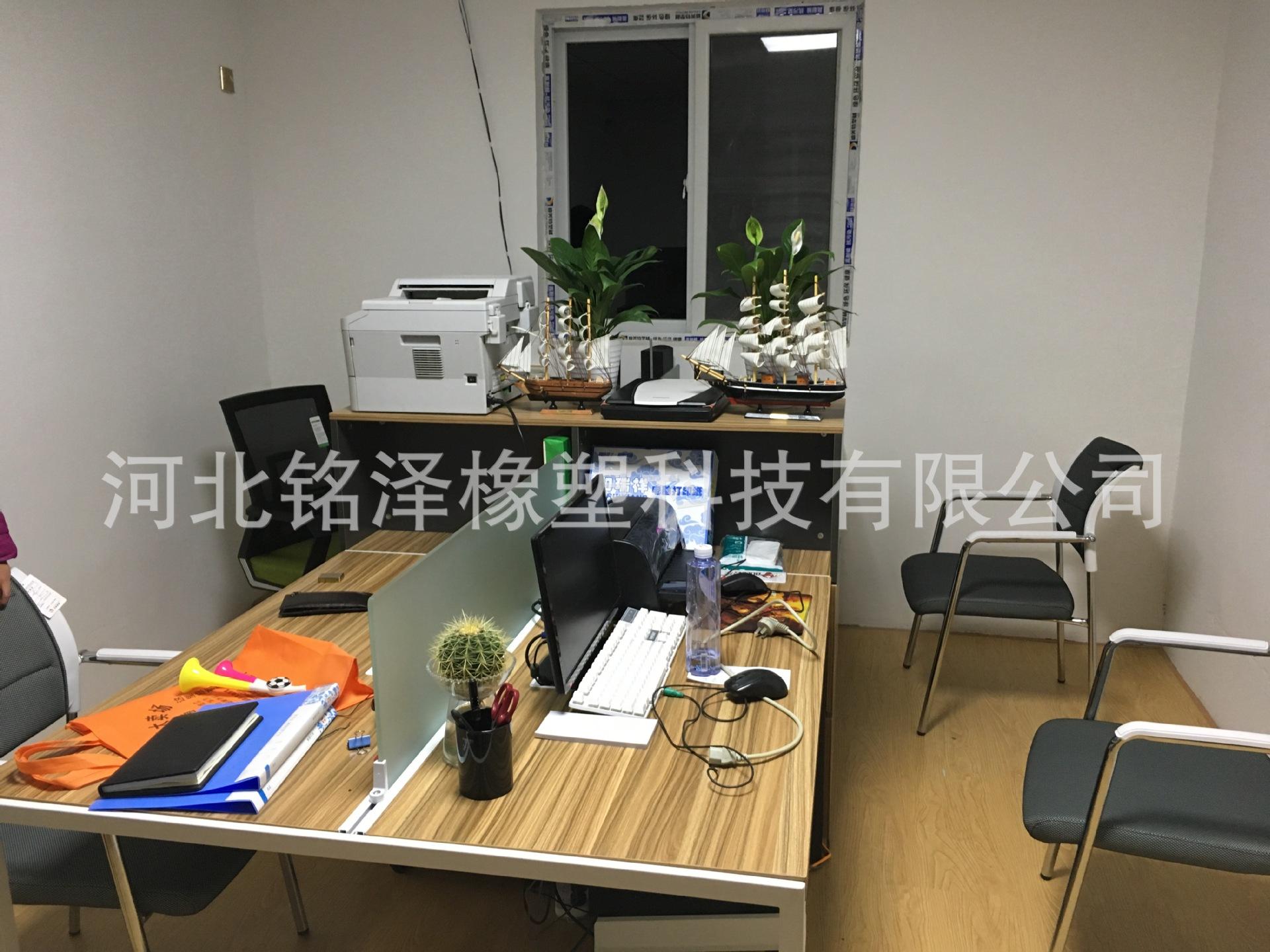 195B28A8981A9A4A394C95E9DF6CDB