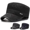 Nuevo gorro plano de hombre para otoño e invierno, forrado de forro polar para exteriores, engrosado y cálido, con protección para las orejas, a prueba de viento y resistente al frío, adecuado para hombres de mediana edad y mayores